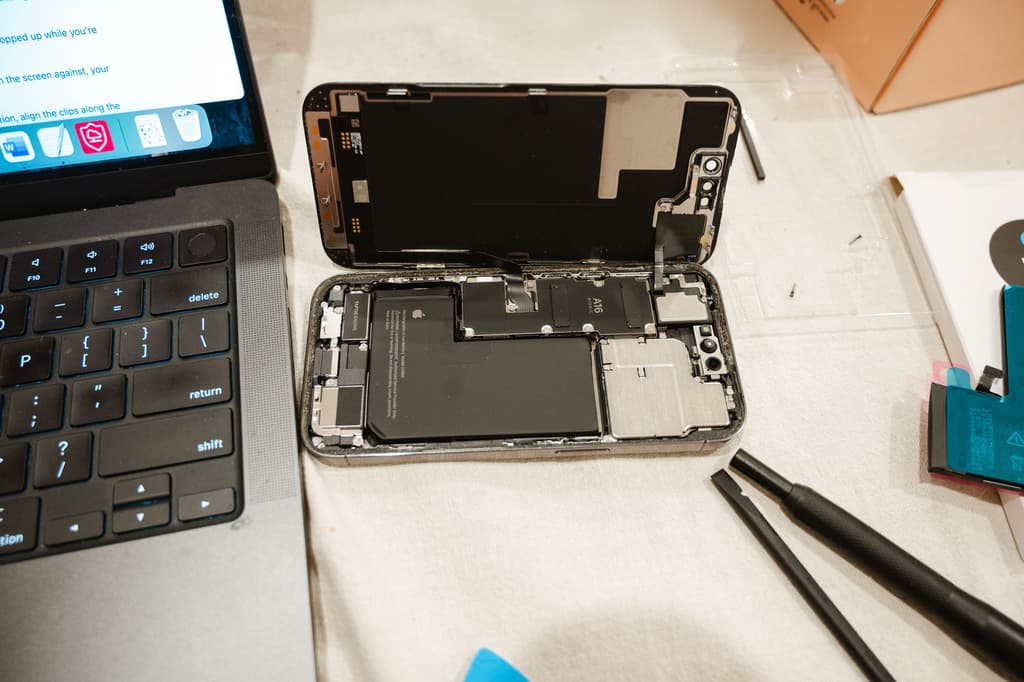 Замена аккумулятора iPhone: когда нужна и как сделать